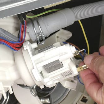 Astianpesukoneen poistopumppu: Pane pieni pistoke takaisin Astianpesukoneen poistopumppu: Pane pieni pistoke takaisin